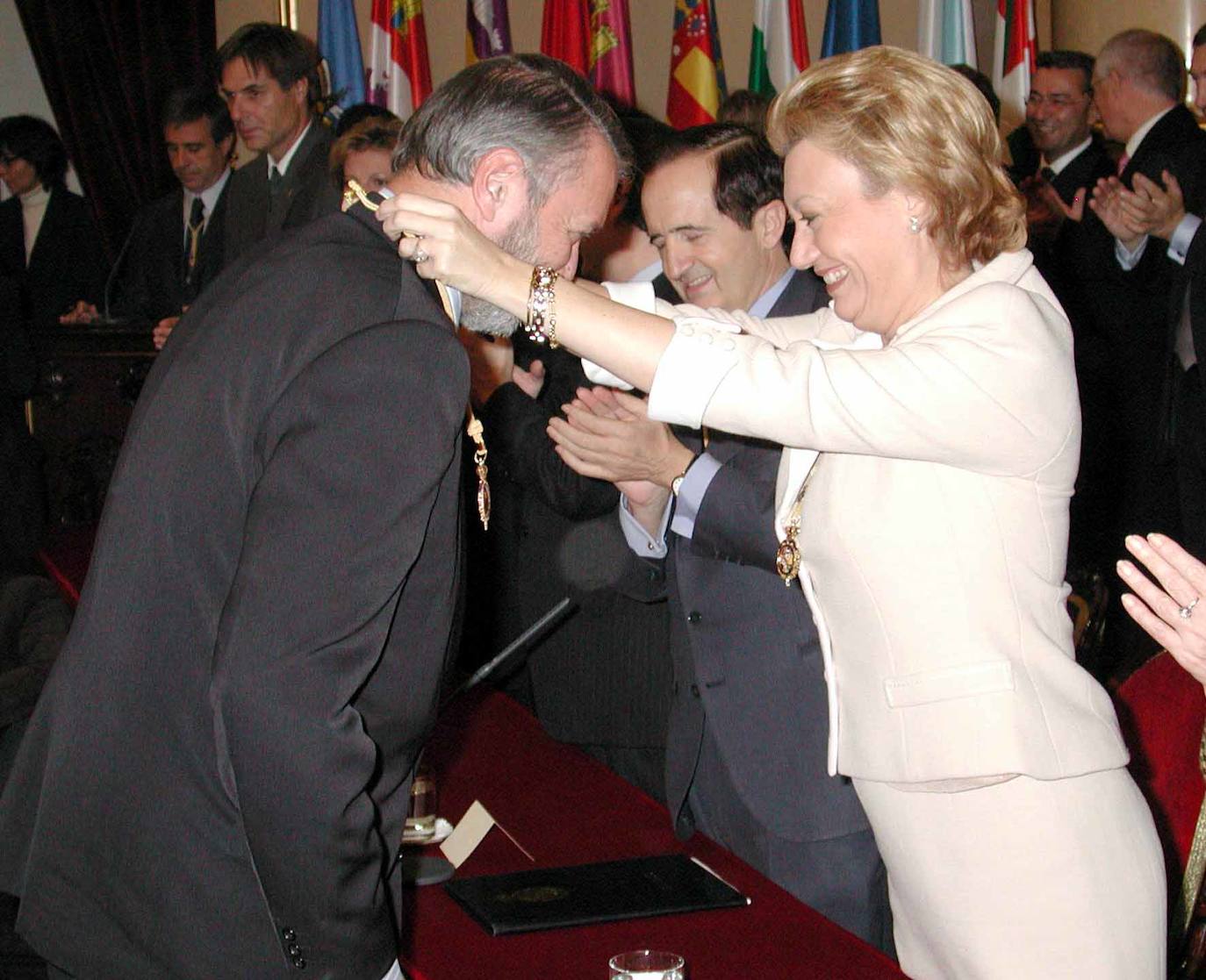 2003. Recibiendo la Medalla de Oro del Senado.