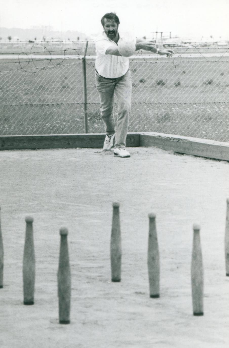 1992. Jugando a los bolos.