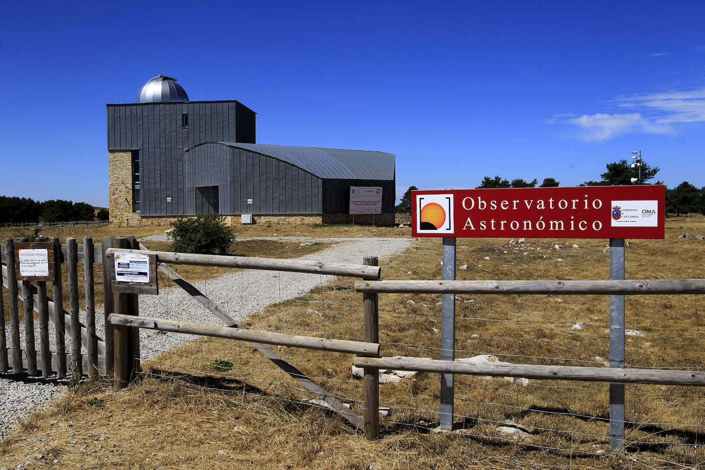 Entrada al Observatorio. La instalación pertenece a la empresa pública MARE gestionada a través de un convenio entre esta empresa pública, el Centro de Investigación del Medio Ambiente (CIMA), la Universidad de Cantabria y el Ayuntamiento de Valderredible. 