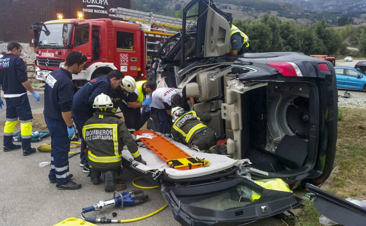 Bomberos en una intervención en carretera.