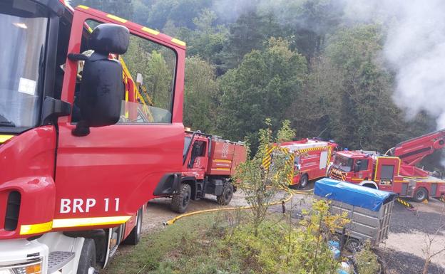 Bomberos de Tama y Valdáliga, en su intervención.