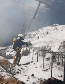 Imagen secundaria 2 - Mueren 25 reses en un incendio en una nave ganadera en Vega de Liébana