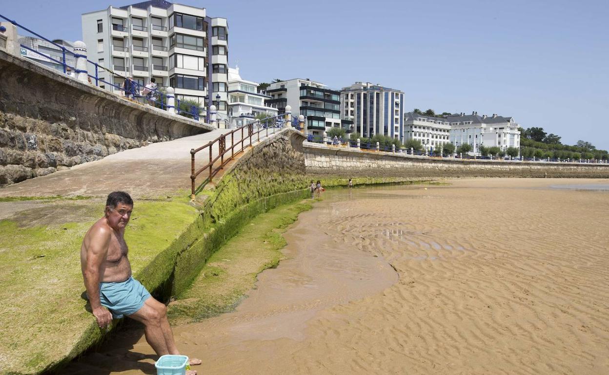 Vista de la playa en unos días con escasez de arena.