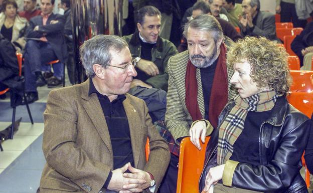 Imagen principal - Arriba, Blanco junto a Palacio y Díaz Tezanos. Abajo, en un acto con Alfonso Guerra en un acto en Torrelavega en 1996 y junto a su mujer, Rosa Inés García y su hija en 1990