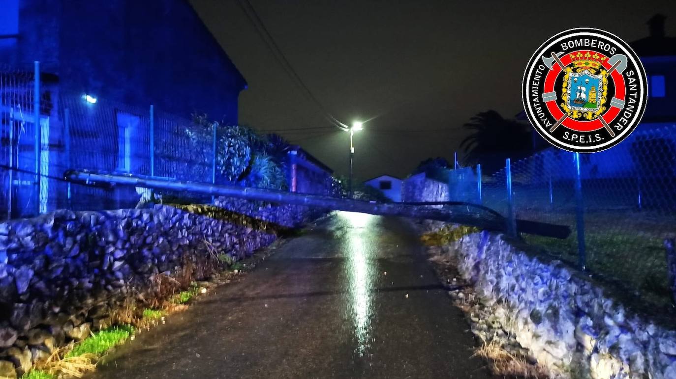 Las intensas precipitaciones de esta madrugada han formado importantes balsas de agua, como las registradas en la zona de Mataleñas. Hay, además, muy mala mar, con grandes olas que mantienen el litoral en alerta naranja. El viento ha provocado numerosas incidencias en los municipios costeros, por caída de árboles o de cascotes.