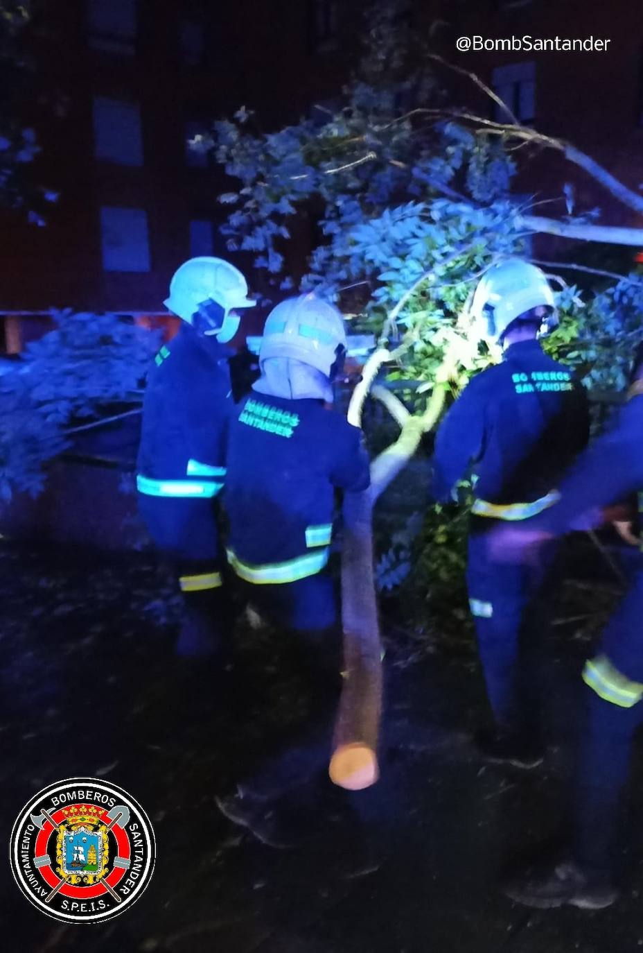 Las intensas precipitaciones de esta madrugada han formado importantes balsas de agua, como las registradas en la zona de Mataleñas. Hay, además, muy mala mar, con grandes olas que mantienen el litoral en alerta naranja. El viento ha provocado numerosas incidencias en los municipios costeros, por caída de árboles o de cascotes.