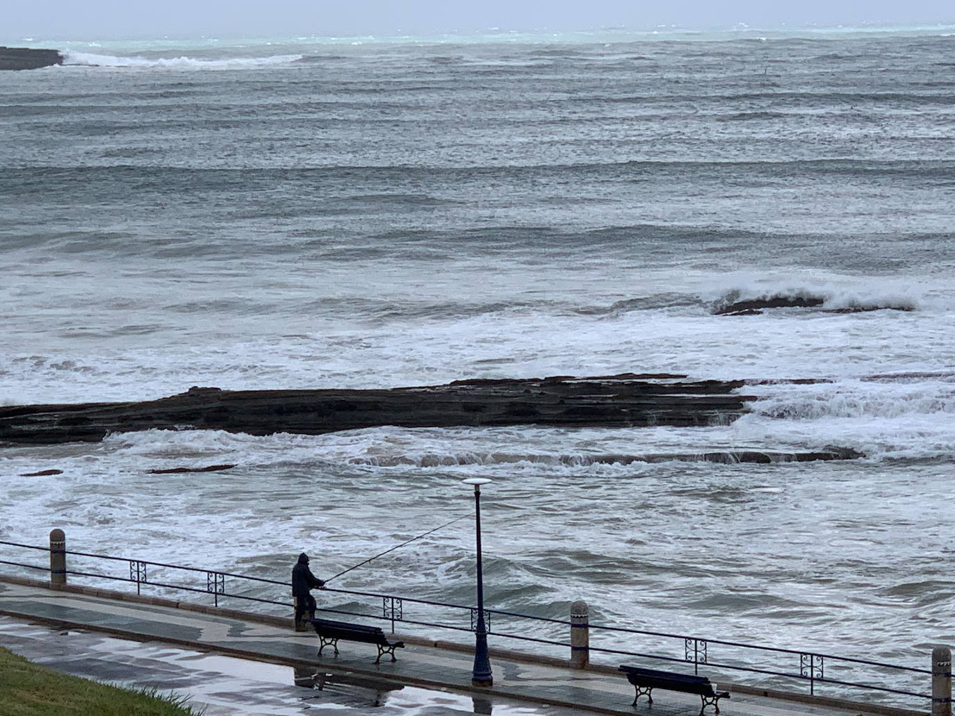 Las intensas precipitaciones de esta madrugada han formado importantes balsas de agua, como las registradas en la zona de Mataleñas. Hay, además, muy mala mar, con grandes olas que mantienen el litoral en alerta naranja. El viento ha provocado numerosas incidencias en los municipios costeros, por caída de árboles o de cascotes.