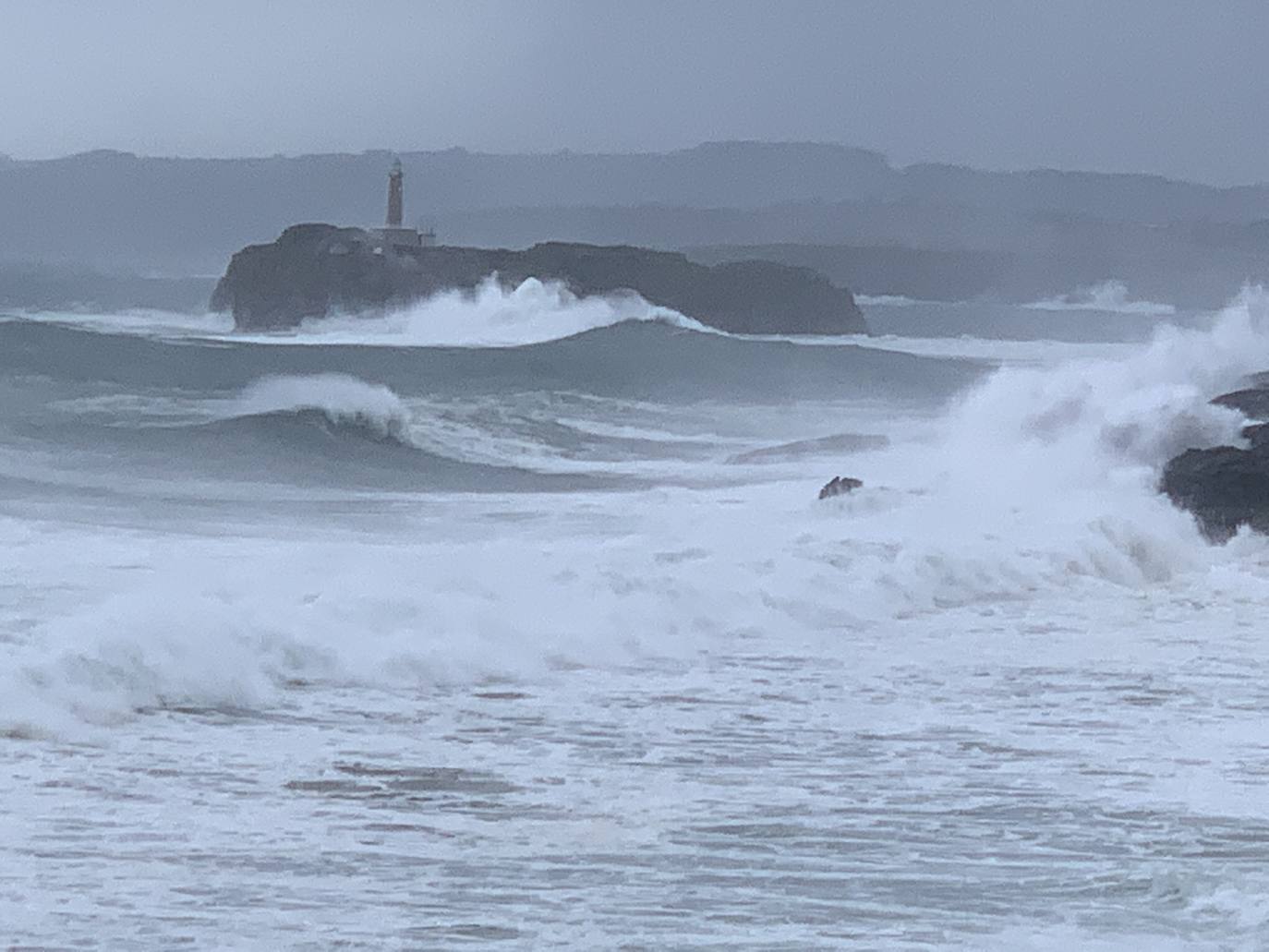 Las intensas precipitaciones de esta madrugada han formado importantes balsas de agua, como las registradas en la zona de Mataleñas. Hay, además, muy mala mar, con grandes olas que mantienen el litoral en alerta naranja. El viento ha provocado numerosas incidencias en los municipios costeros, por caída de árboles o de cascotes.