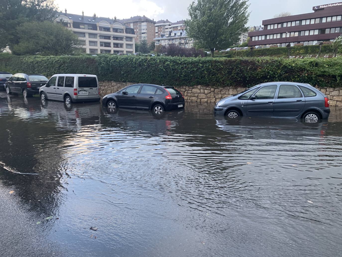 Las intensas precipitaciones de esta madrugada han formado importantes balsas de agua, como las registradas en la zona de Mataleñas. Hay, además, muy mala mar, con grandes olas que mantienen el litoral en alerta naranja. El viento ha provocado numerosas incidencias en los municipios costeros, por caída de árboles o de cascotes.