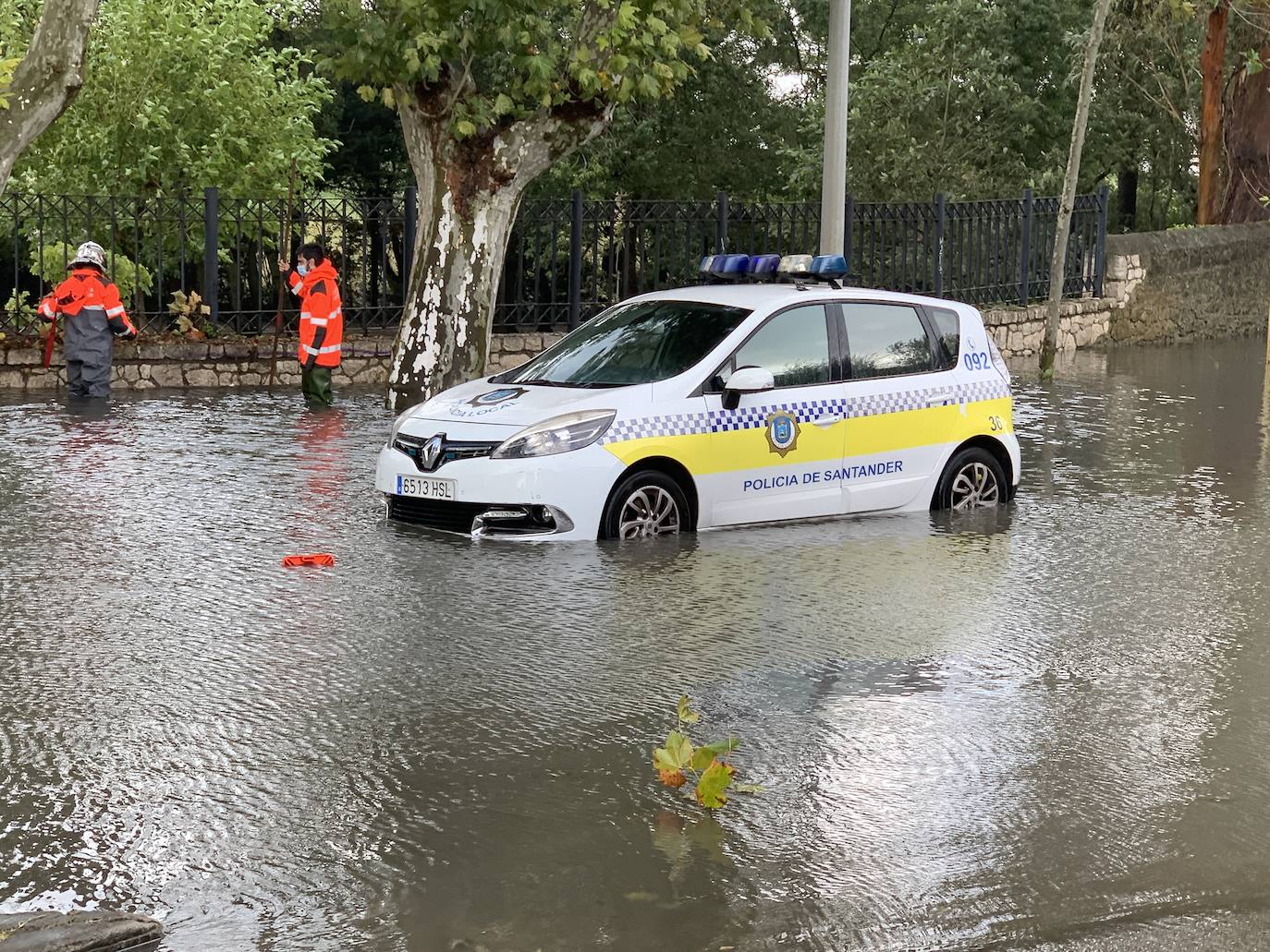 Las intensas precipitaciones de esta madrugada han formado importantes balsas de agua, como las registradas en la zona de Mataleñas. Hay, además, muy mala mar, con grandes olas que mantienen el litoral en alerta naranja. El viento ha provocado numerosas incidencias en los municipios costeros, por caída de árboles o de cascotes.