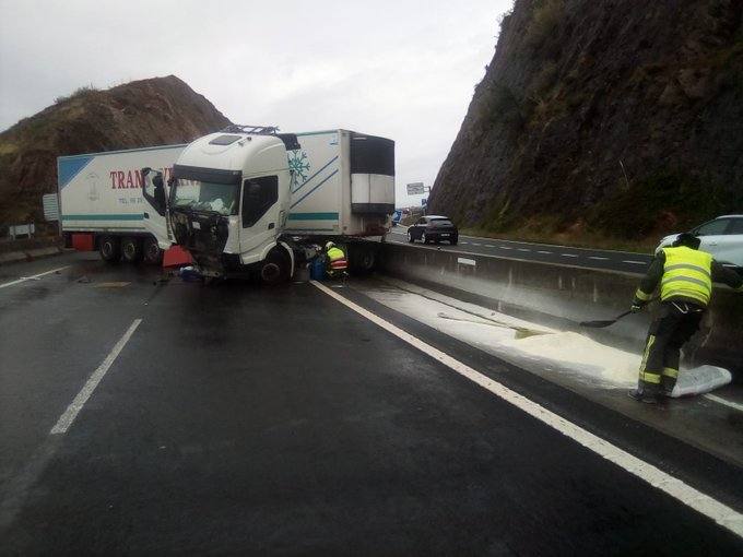 El camión ocupa los dos carriles en sentido Santander.