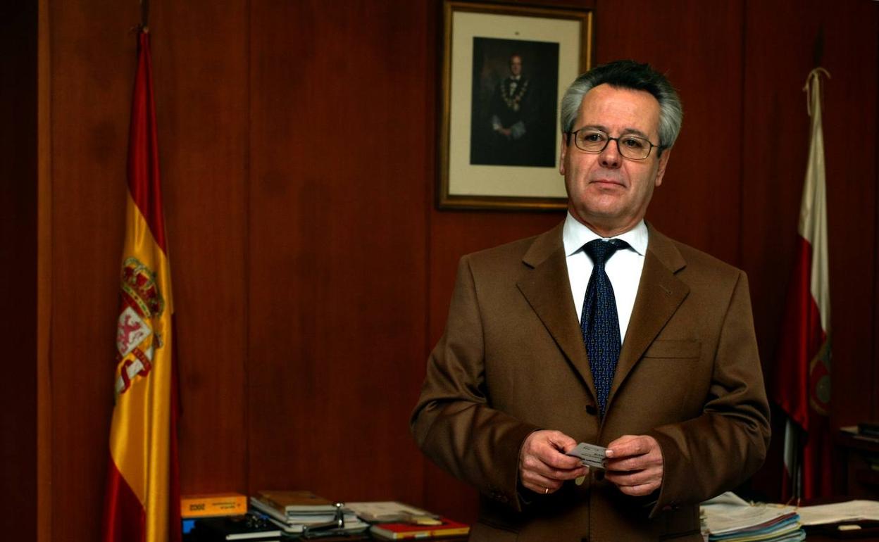 Imagen de Juan Piqueras del año 2003, cuando tomó posesión como magistrado de la Sala de lo Civil y Penal del Tribunal Superior de Justicia de Cantabria.