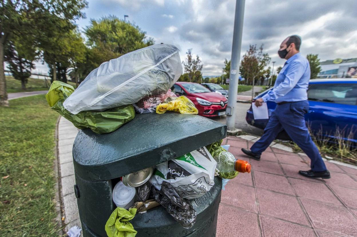 Una papelera sobrecargada de restos y bolsas de basura en Nueva Montaña. 