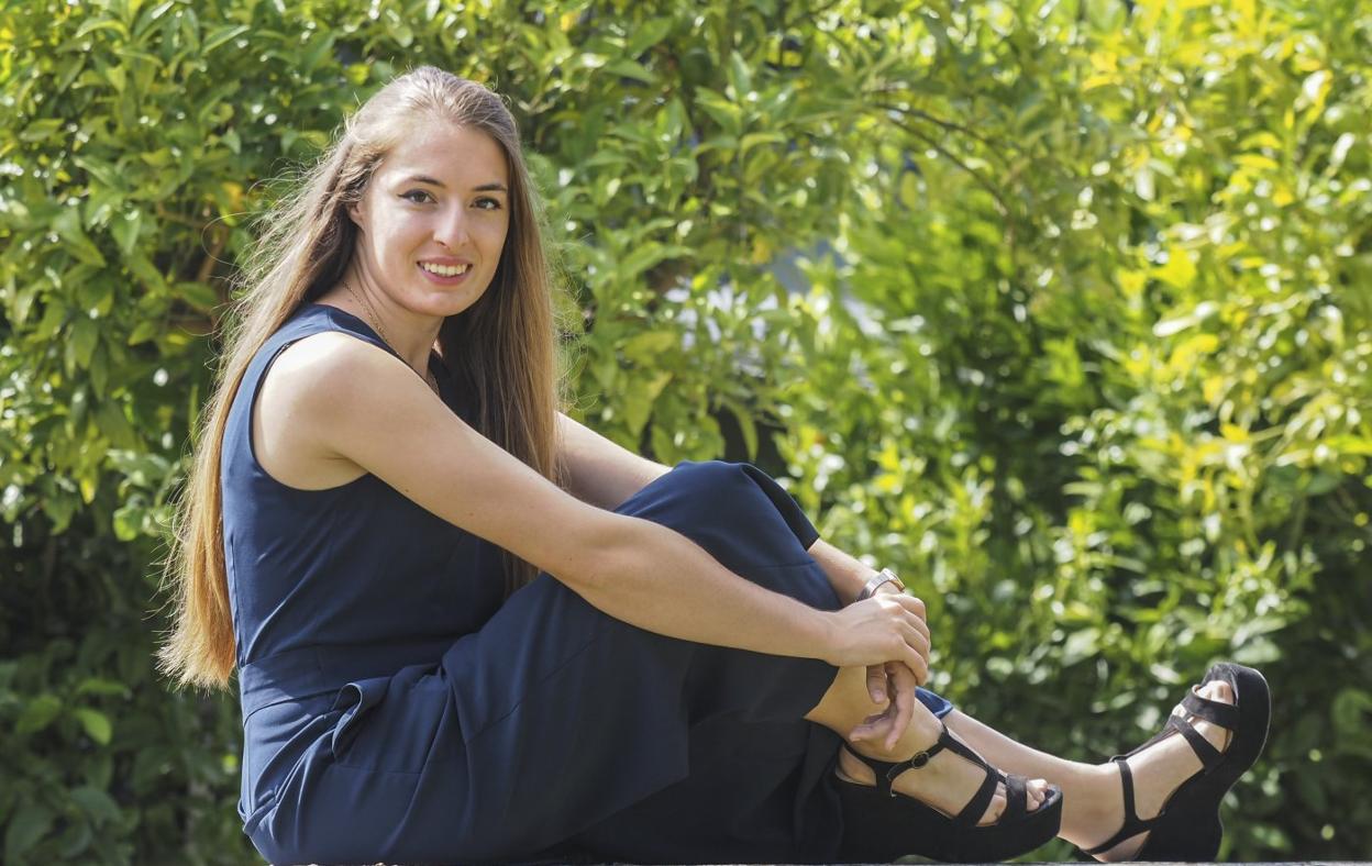 La jugadora de la Bolística Iris Cagigas, en su pueblo, Cubas. 