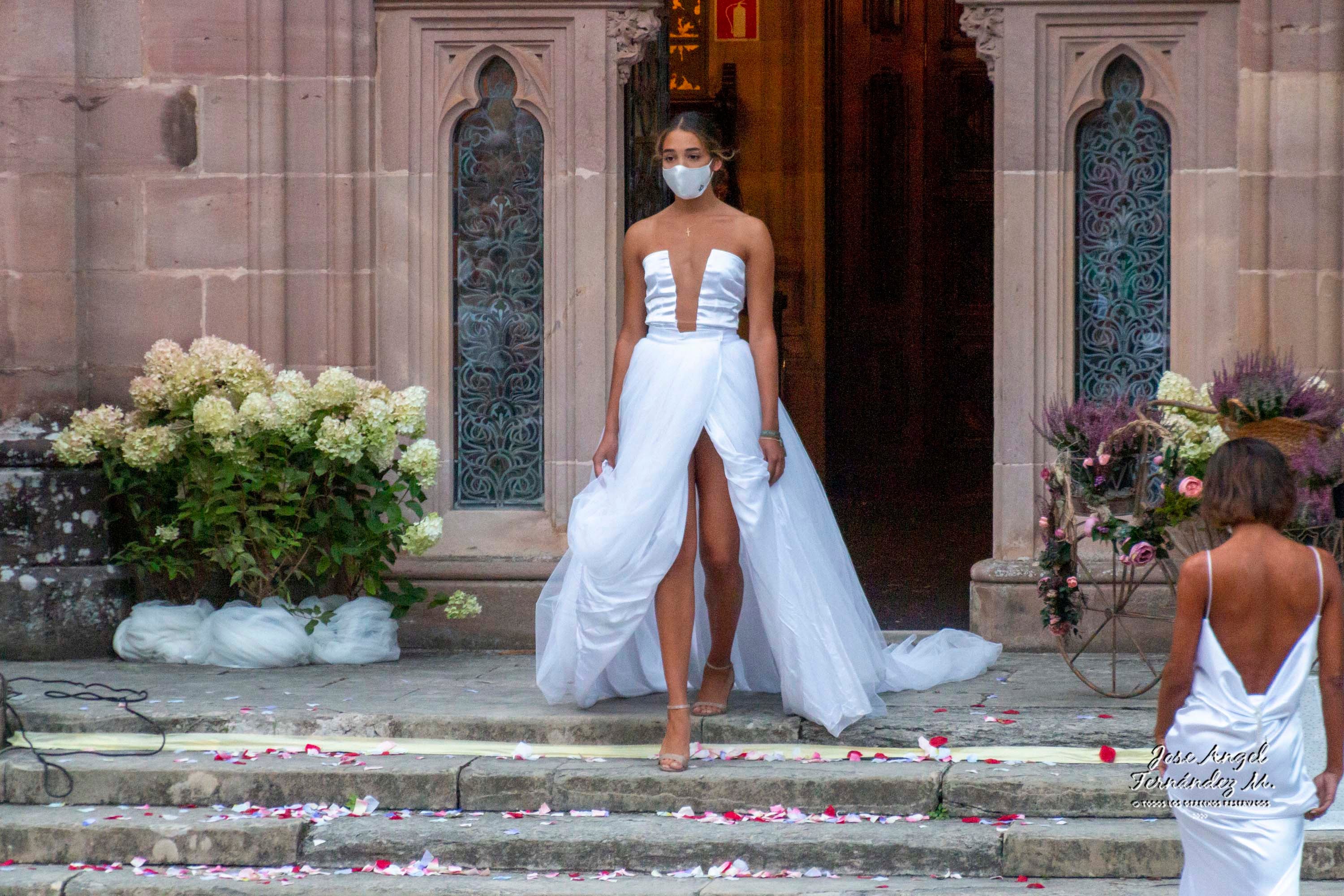 Ana Mohino Zugasti mostró sus diseños en el 'I Festival Solidario de Cantabria', celebrado en el Palacio de Sobrellano, en Comillas.