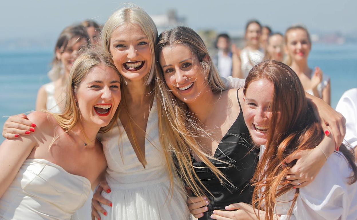 La diseñadora, con vestido negro, rodeada de sus amigas y cómplices.