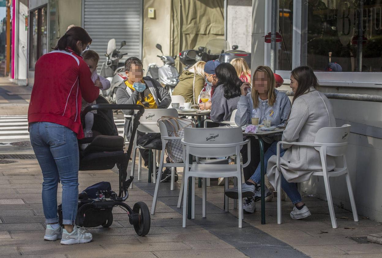 Una mujer fuma en una terraza de la calle San Fernando. No está permitido por la actual norma en esas circunstancias. 