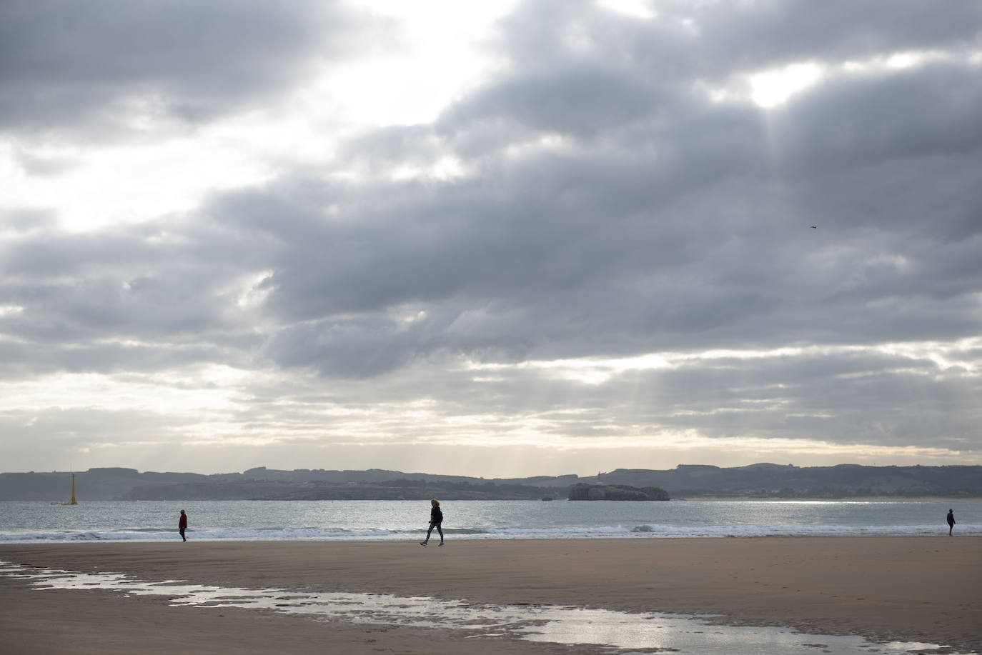 La Segunda playa de El Sardinero, que en verano aparecía descarnada y repleta de piedras, ha recuperado su mejor aspecto gracias al relleno natural propiciado por las últimas mareas