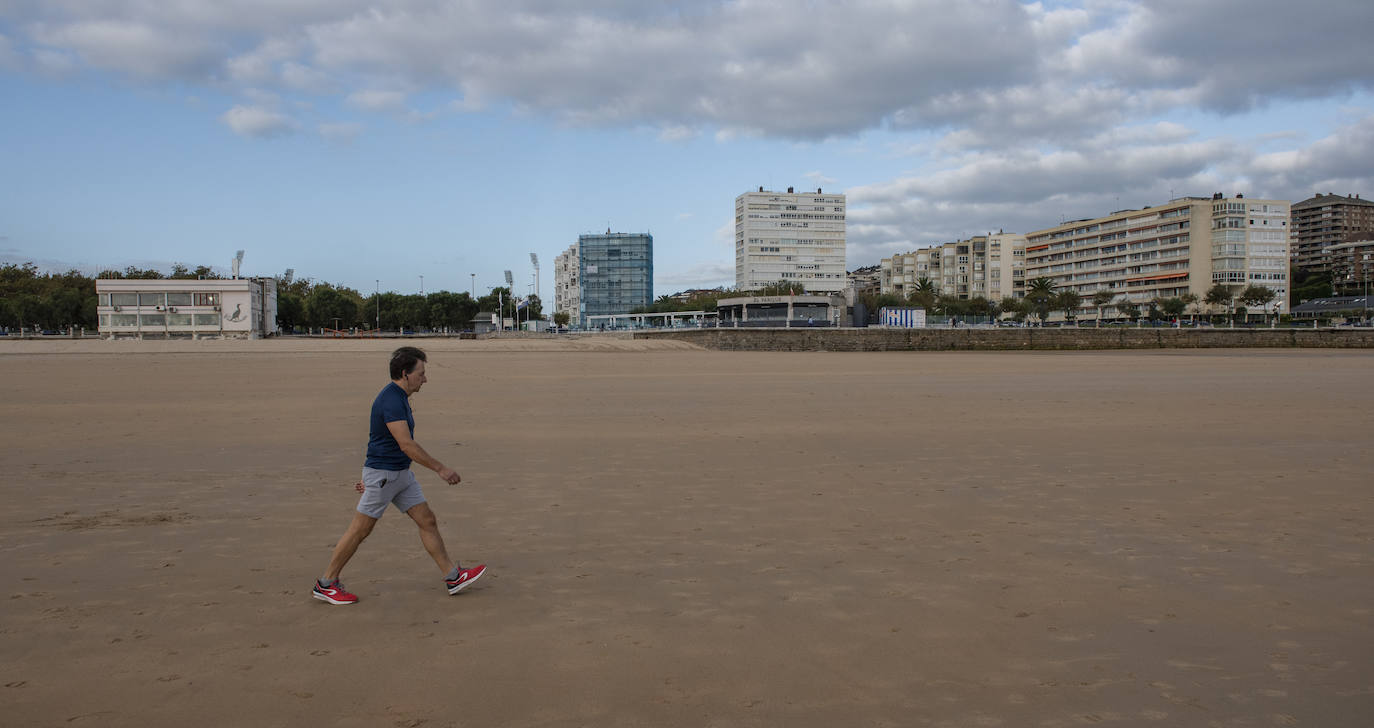 La Segunda playa de El Sardinero, que en verano aparecía descarnada y repleta de piedras, ha recuperado su mejor aspecto gracias al relleno natural propiciado por las últimas mareas