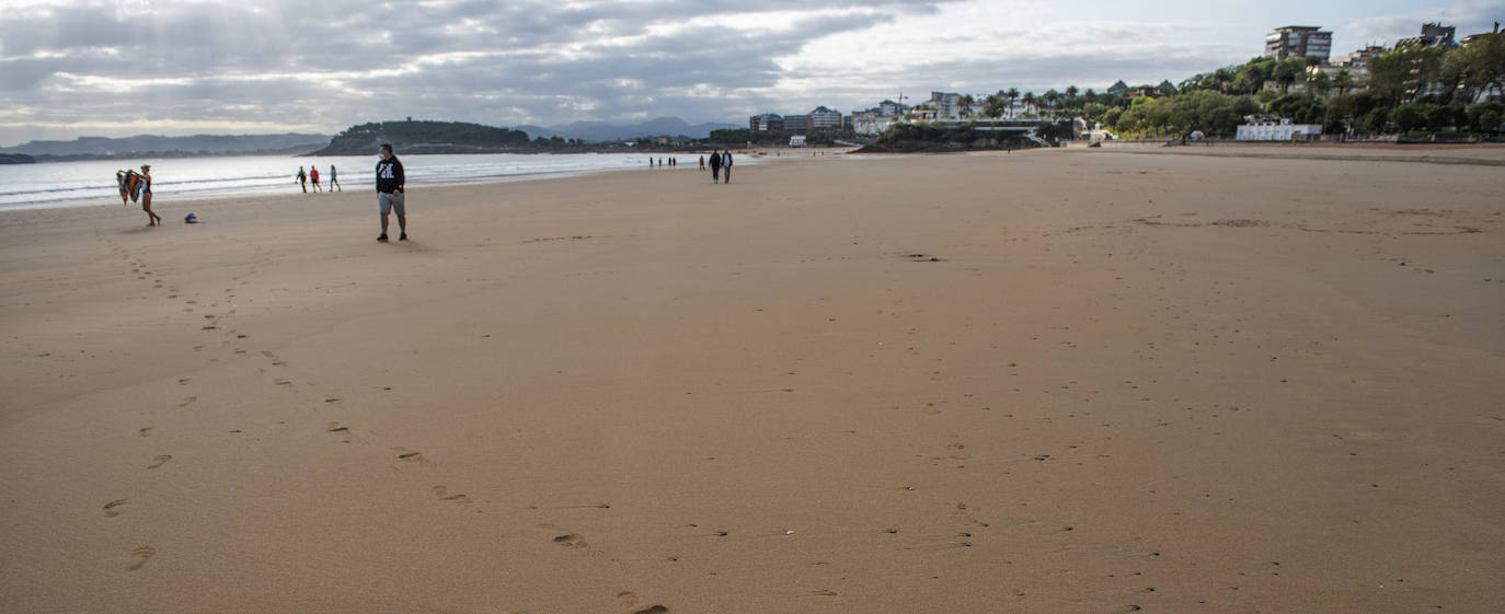 La Segunda playa de El Sardinero, que en verano aparecía descarnada y repleta de piedras, ha recuperado su mejor aspecto gracias al relleno natural propiciado por las últimas mareas