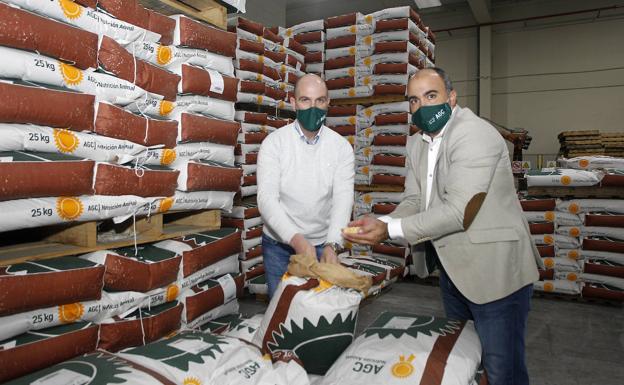 José Ángel Pereda, presidente, y Jacobo Alonso, director general, en la planta de piensos que tiene AgroCantabria en Tanos.