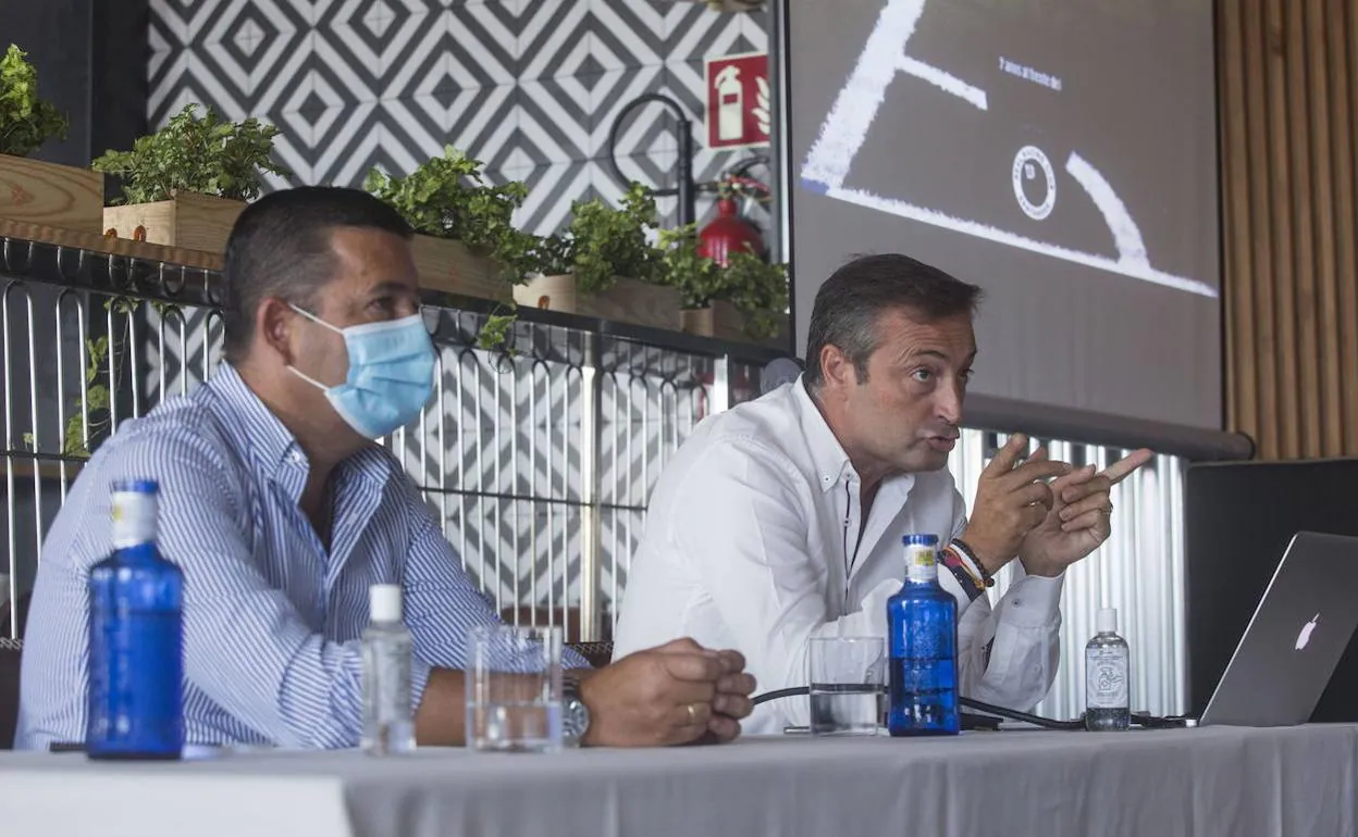 Pedro Ortiz (izquierda) y Alfredo Pérez, vicepresidente y presidente del Racing, respectivamente.