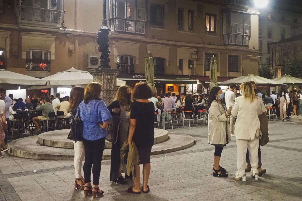 Una noche de ocio en Cañadío, en pleno centro de Santander, antes de que se obligara al cierre de los bares con licencia especial. 