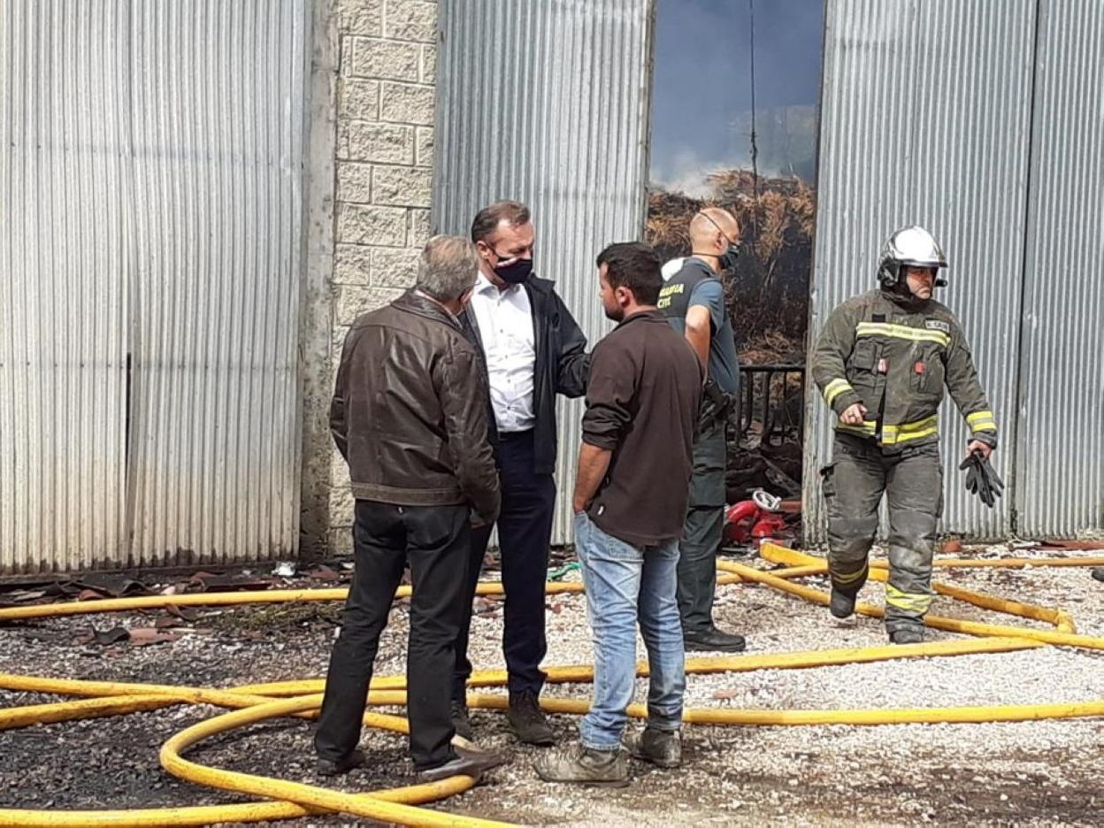 David González conversa con Guillermo Blanco durante su visita a la instalación en pleno incendio. 