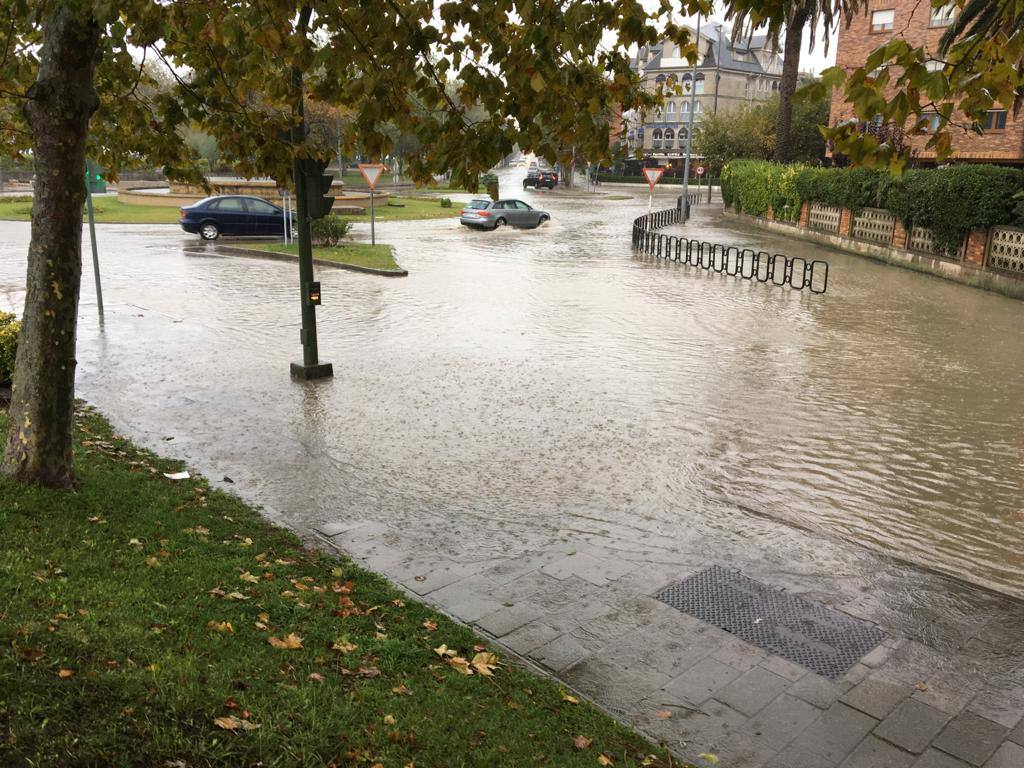 En El Sardinero se ha acumulado mucho agua durante la mañana