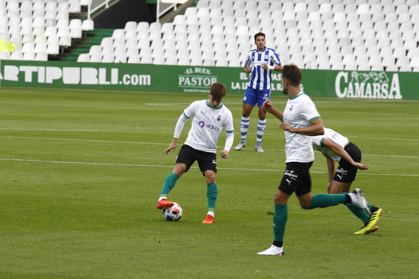 Fotos: El Racing y el Alavés B no consiguen desempatar y el partido termina sin ocasiones y sin fútbol