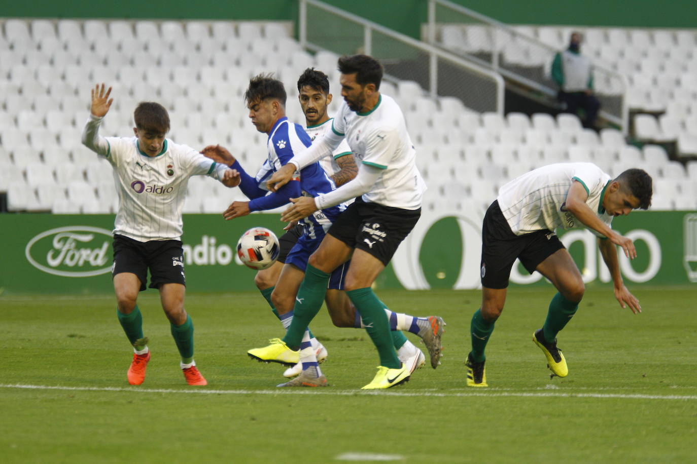 Fotos: El Racing y el Alavés B no consiguen desempatar y el partido termina sin ocasiones y sin fútbol