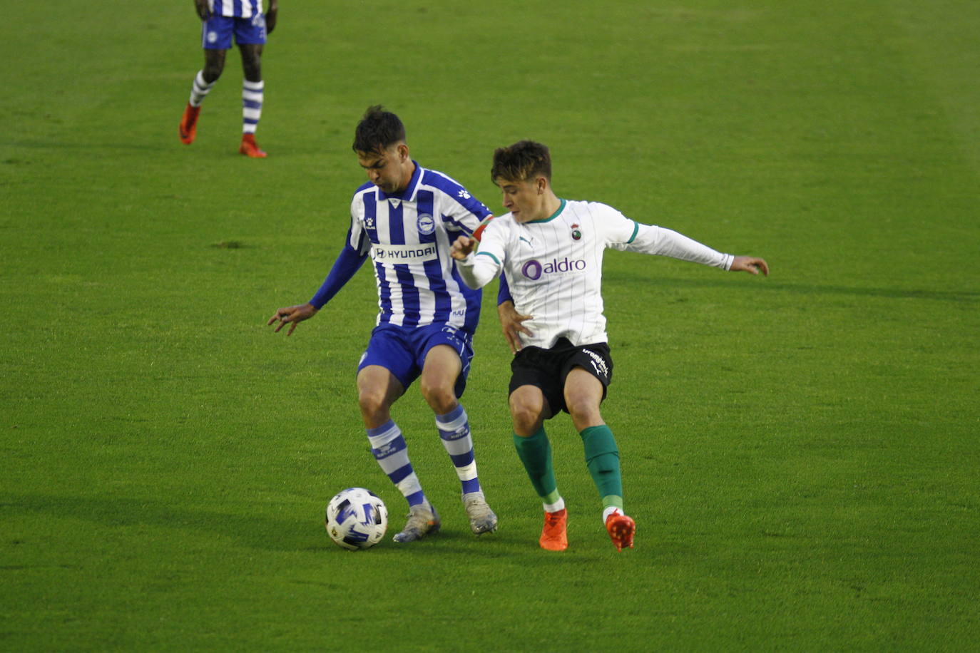 Fotos: El Racing y el Alavés B no consiguen desempatar y el partido termina sin ocasiones y sin fútbol