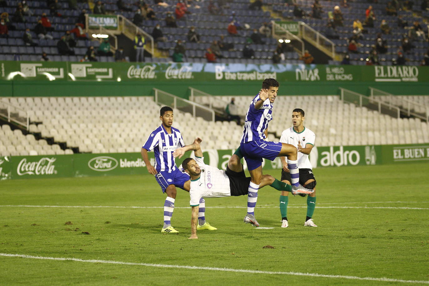 Fotos: El Racing y el Alavés B no consiguen desempatar y el partido termina sin ocasiones y sin fútbol