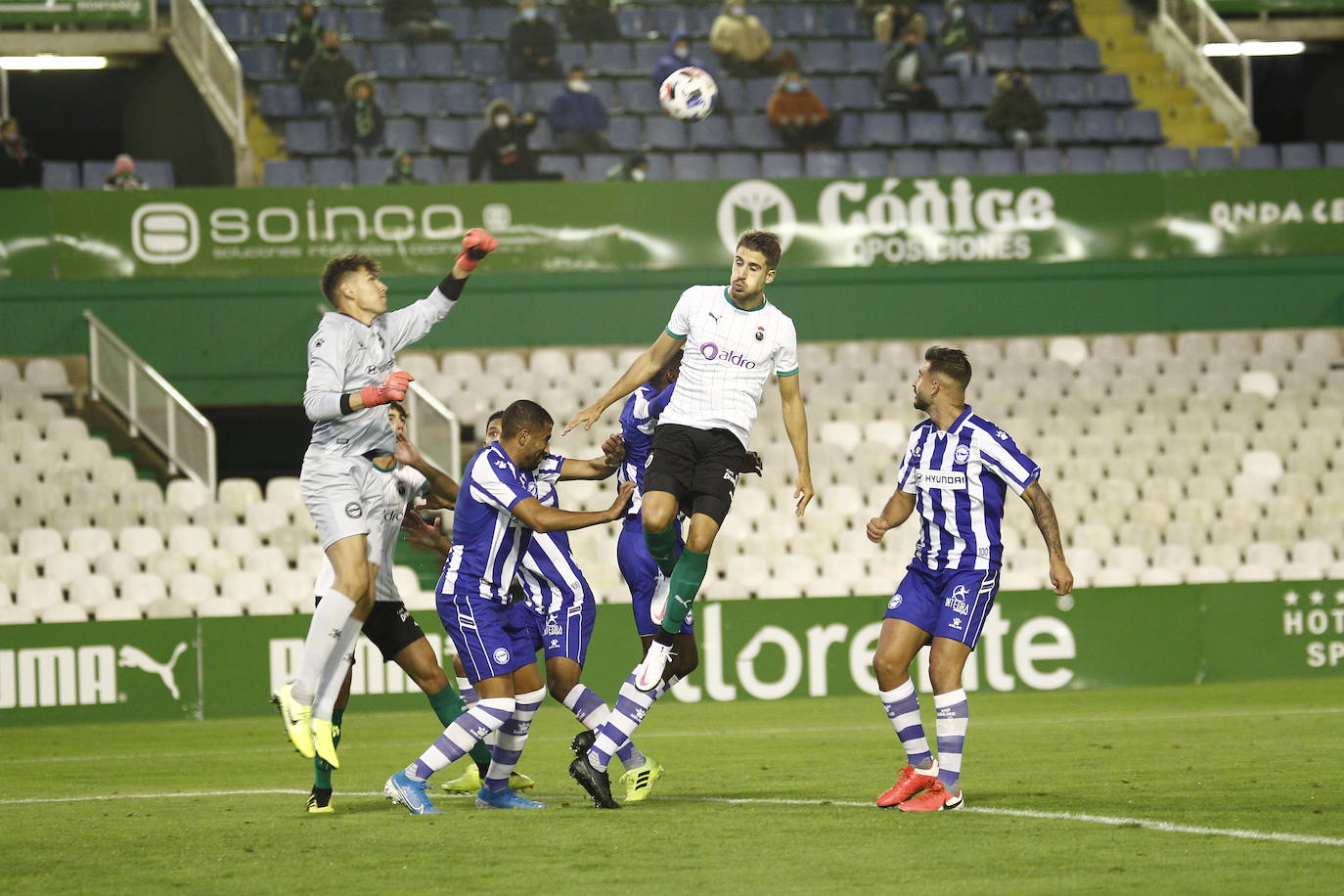 Fotos: El Racing y el Alavés B no consiguen desempatar y el partido termina sin ocasiones y sin fútbol