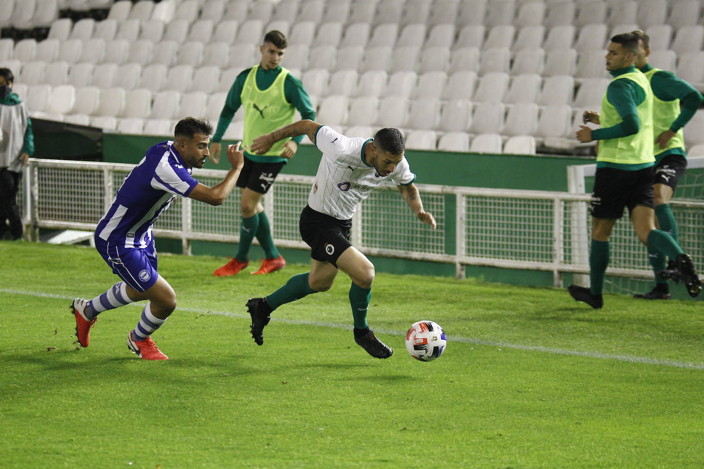 Fotos: El Racing y el Alavés B no consiguen desempatar y el partido termina sin ocasiones y sin fútbol