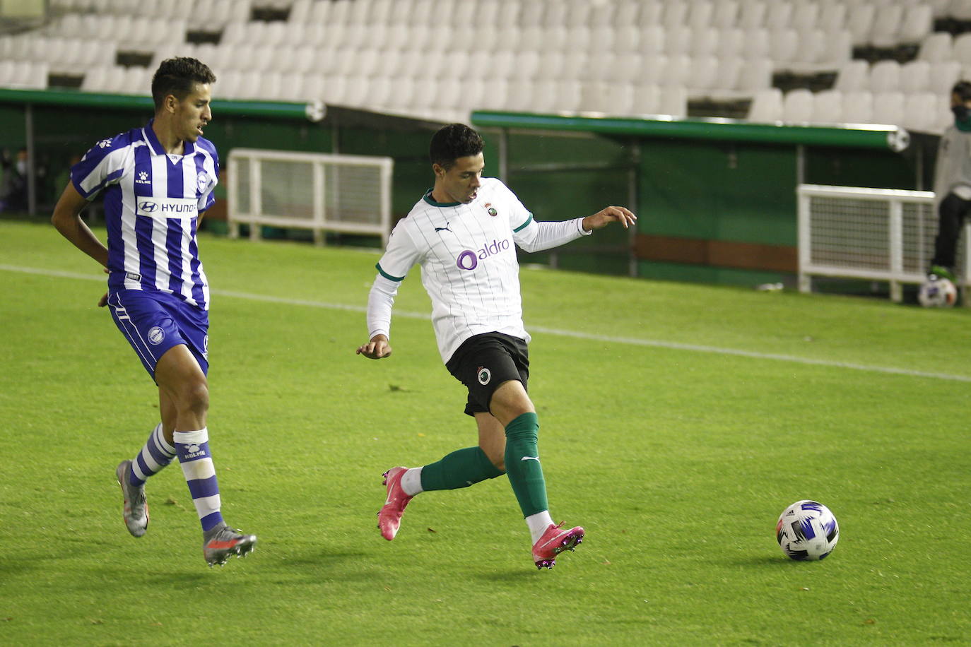 Fotos: El Racing y el Alavés B no consiguen desempatar y el partido termina sin ocasiones y sin fútbol