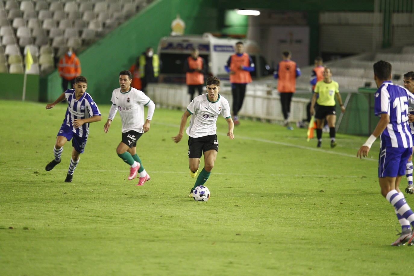 Fotos: El Racing y el Alavés B no consiguen desempatar y el partido termina sin ocasiones y sin fútbol