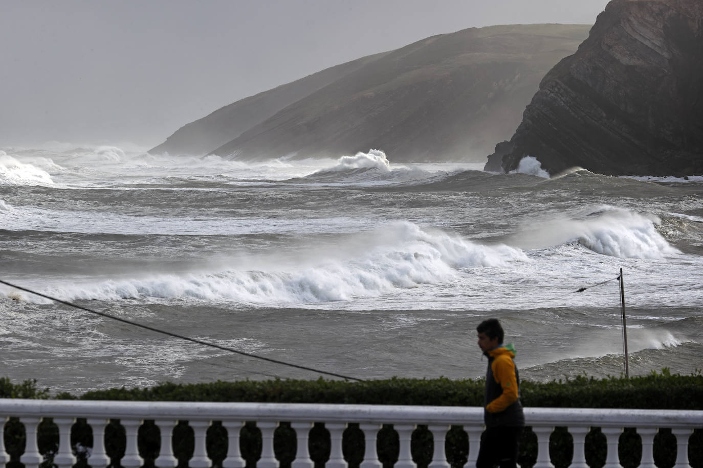 La borrasca Álex ha dejado diversas incidencias en la región donde el mar está muy revuelto y sigue lloviendo. En esta galería puede ver imágenes de este sábado de Comillas, Suances y Laredo.