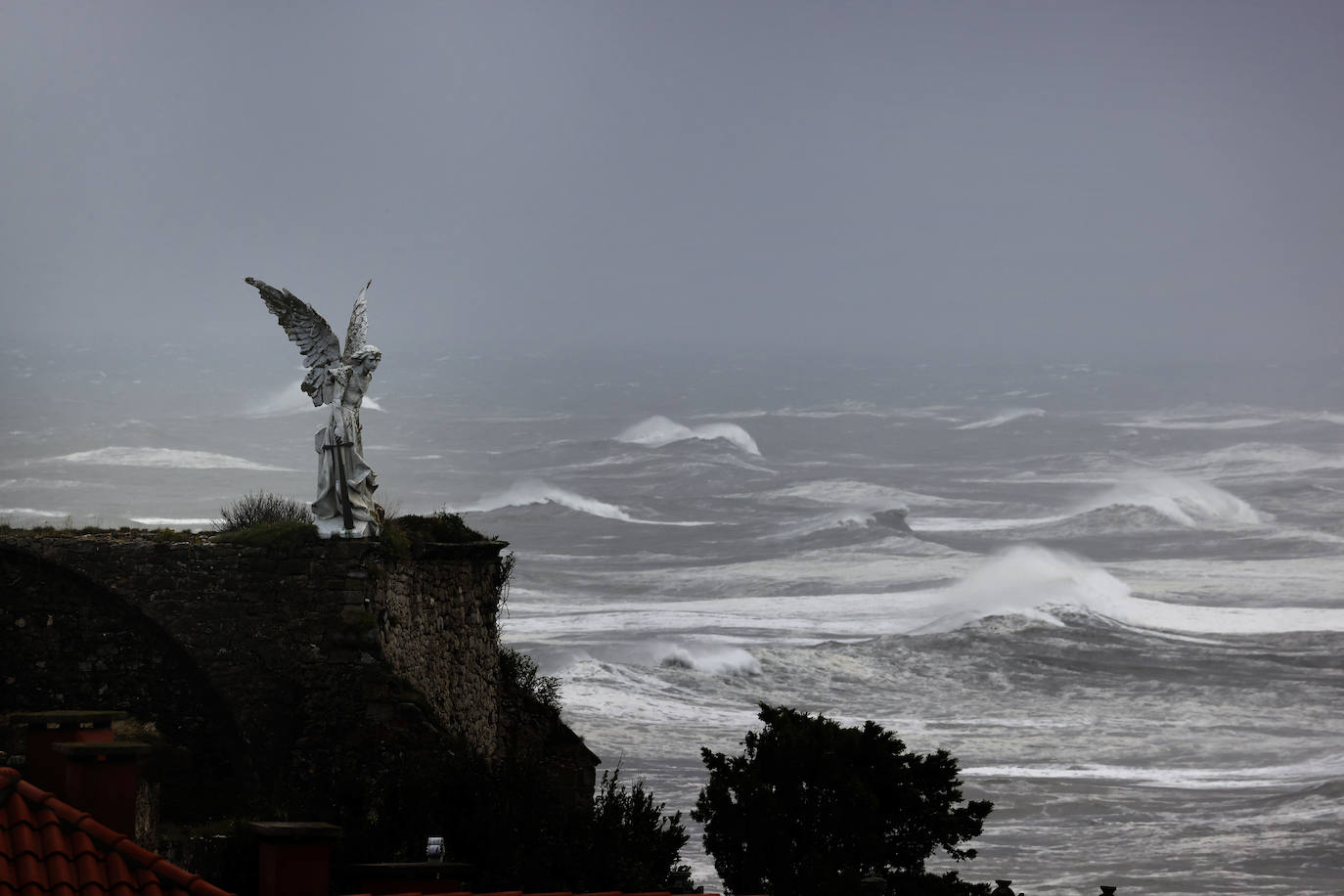 La borrasca Álex ha dejado diversas incidencias en la región donde el mar está muy revuelto y sigue lloviendo. En esta galería puede ver imágenes de este sábado de Comillas, Suances y Laredo.