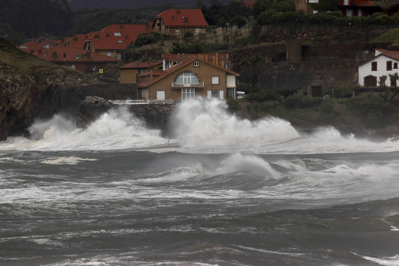 La borrasca Álex ha dejado diversas incidencias en la región donde el mar está muy revuelto y sigue lloviendo. En esta galería puede ver imágenes de este sábado de Comillas, Suances y Laredo.