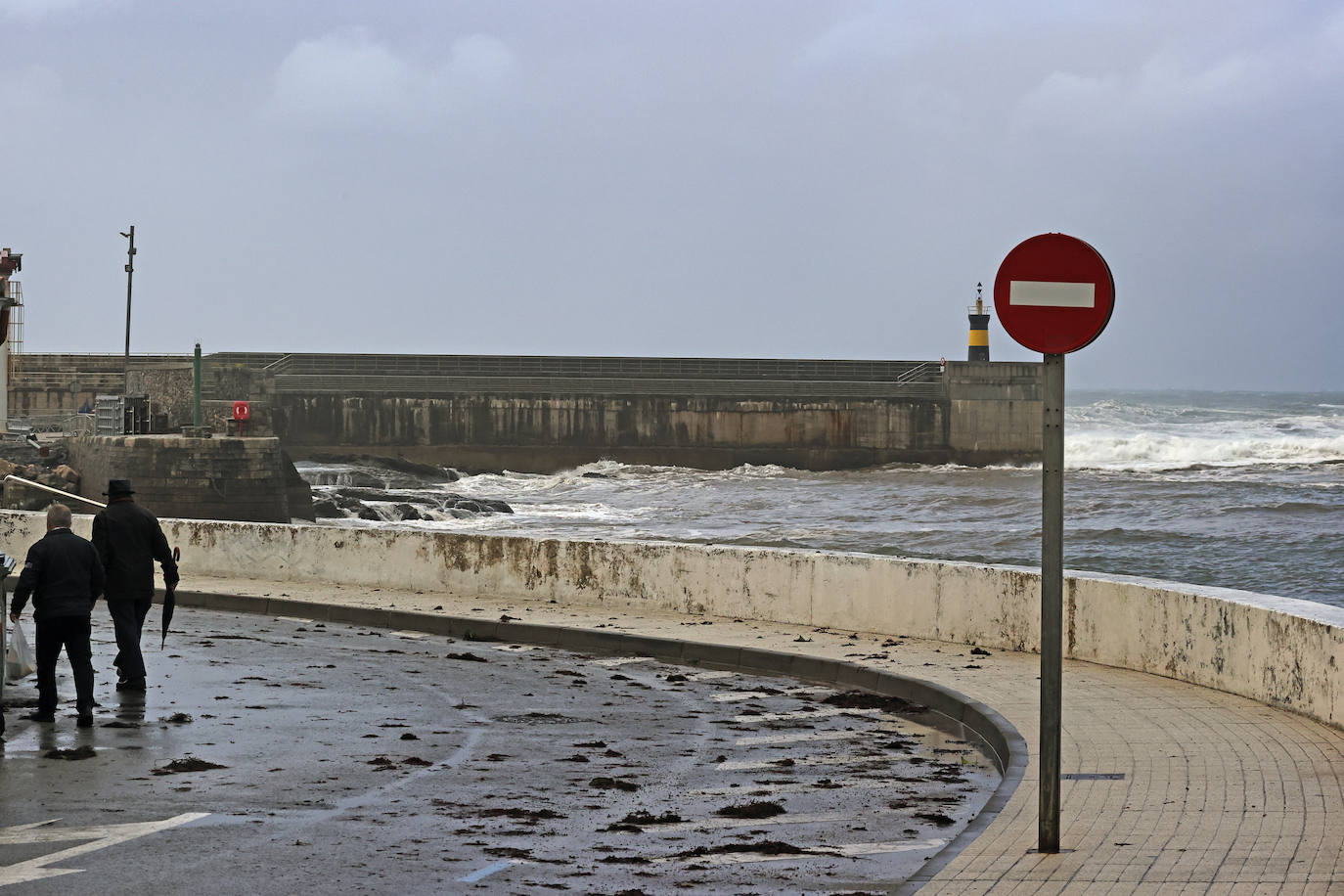 La borrasca Álex ha dejado diversas incidencias en la región donde el mar está muy revuelto y sigue lloviendo. En esta galería puede ver imágenes de este sábado de Comillas, Suances y Laredo.