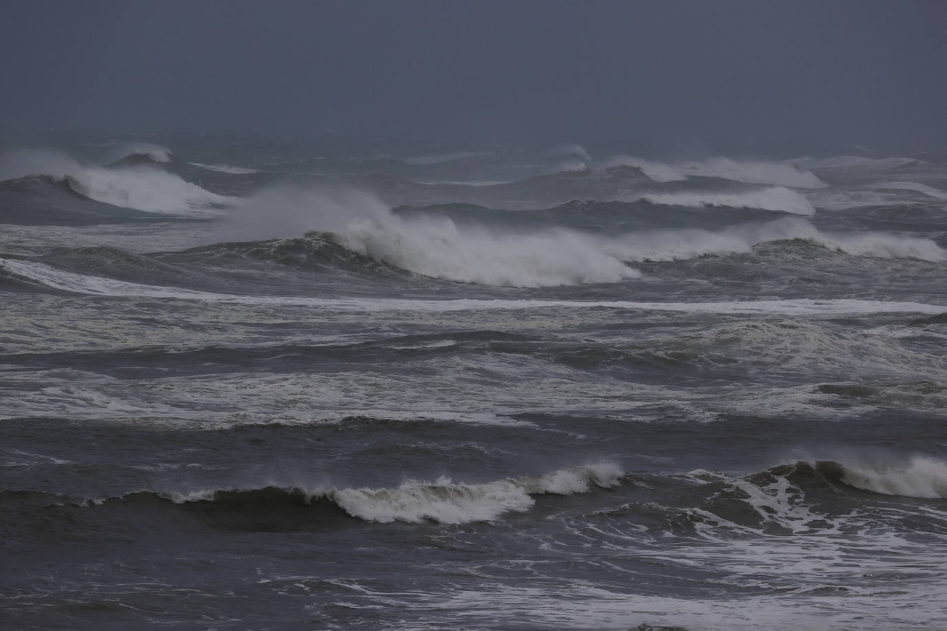 La borrasca Álex ha dejado diversas incidencias en la región donde el mar está muy revuelto y sigue lloviendo. En esta galería puede ver imágenes de este sábado de Comillas, Suances y Laredo.