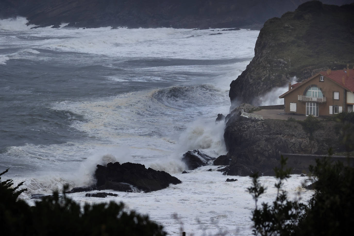 La borrasca Álex ha dejado diversas incidencias en la región donde el mar está muy revuelto y sigue lloviendo. En esta galería puede ver imágenes de este sábado de Comillas, Suances y Laredo.