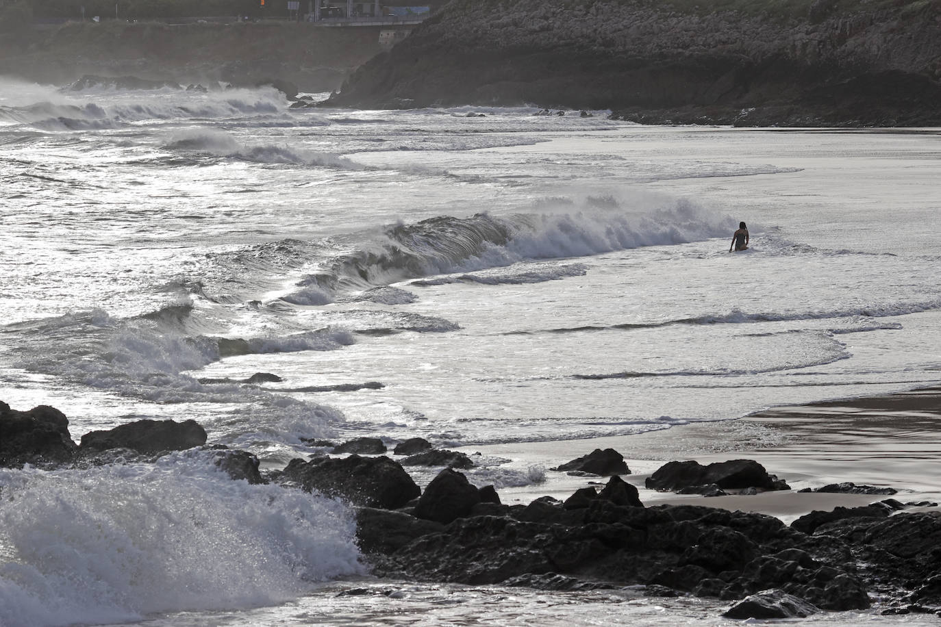 La borrasca Álex ha dejado diversas incidencias en la región donde el mar está muy revuelto y sigue lloviendo. En esta galería puede ver imágenes de este sábado de Comillas, Suances y Laredo.