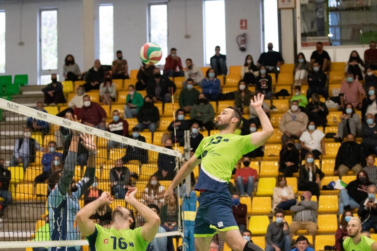 Felipe Hernández asiste a Fran Calzón en el amistoso del pasado sábado en el Matilde de la Torre. 