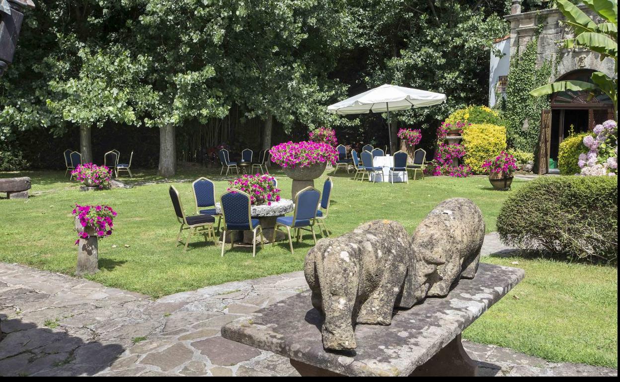 Aspecto de la terraza y vista de la portalada que da acceso a un comedor. 