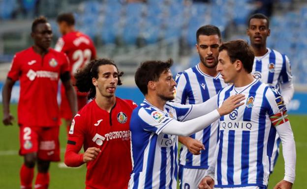 Los jugadores de la Real celebran el gol de Oyarzabal.