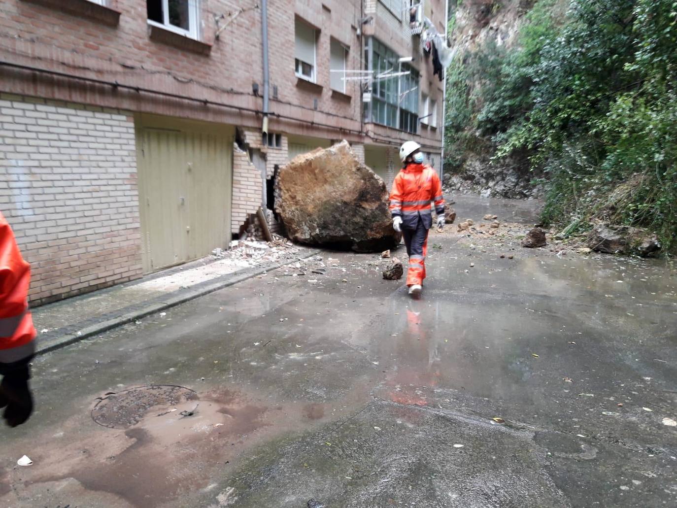 La borrasca Álex ha dejado diversas incidencias en la región donde el mar está muy revuelto y sigue lloviendo. En esta galería puede ver imágenes de este sábado de Comillas, Suances y Laredo.