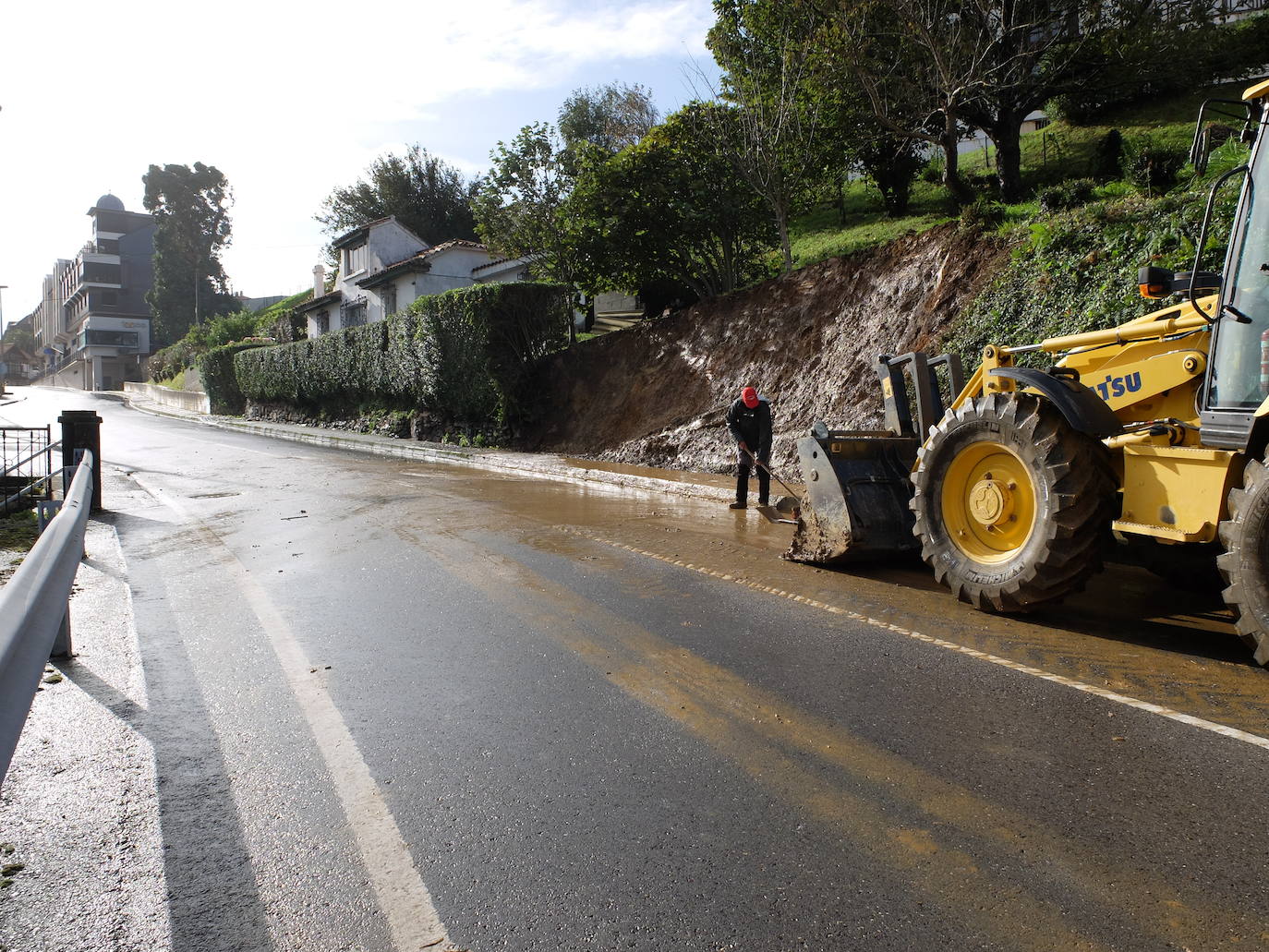 La borrasca Álex ha dejado diversas incidencias en la región donde el mar está muy revuelto y sigue lloviendo. En esta galería puede ver imágenes de este sábado de Comillas, Suances y Laredo.