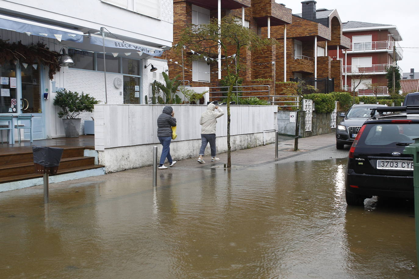 La borrasca Álex ha dejado diversas incidencias en la región donde el mar está muy revuelto y sigue lloviendo. En esta galería puede ver imágenes de este sábado de Comillas, Suances y Laredo.